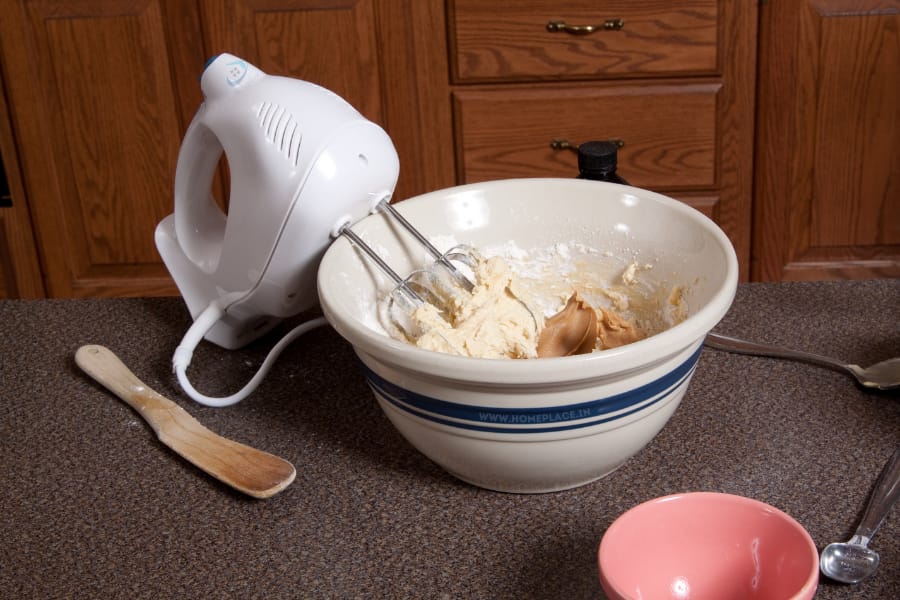 making cake batter with hand mixer