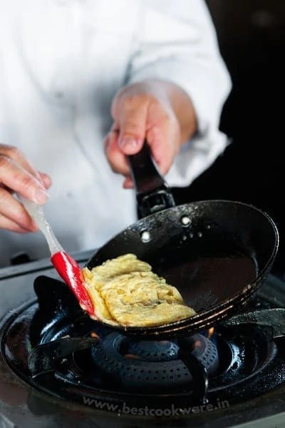 Non-stick coating on omelete pan